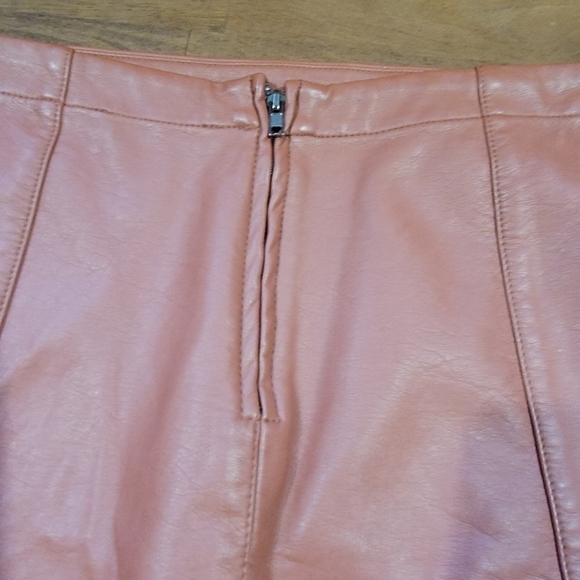 Forever 21 Faux Leather Camel Color Mini Skirt Size Medium - Picture 4 of 10